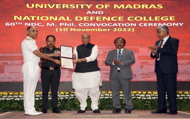 रक्षामंत्री राजनाथ सिंह राष्ट्रीय रक्षा कॉलेज में स्नातक अधिकारियों को प्रमाण पत्र प्रदान करते हुए