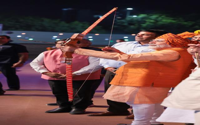 प्रधानमंत्री श्री नरेन्द्र मोदी ने 24 अक्टूबर, 2023 को नई दिल्ली में द्वारका के डीडीए ग्राउंड में आयोजित विजयादशमी (दशहरा) समारोह में शिरकत की।