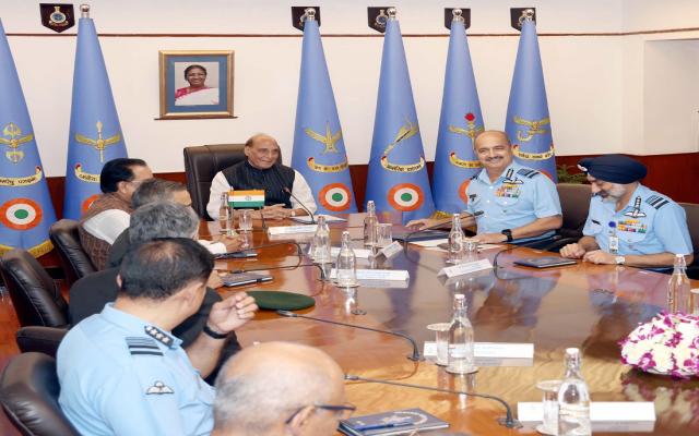 केंद्रीय रक्षा मंत्री राजनाथ सिंह और वायु सेना कमांडरों के सम्मेलन की अध्यक्षता करते