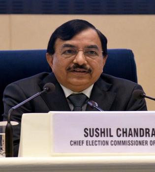 मुख्य चुनाव आयुक्त, श्री सुशील चंद्र 14 जनवरी, 2022 को नई दिल्ली में गोवा, मणिपुर, पंजाब, उत्तर प्रदेश और उत्तराखंड विधानसभाओं के आम चुनाव के लिए भारत के चुनाव आयोग द्वारा आयोजित पर्यवेक्षकों की ब्रीफिंग बैठक को संबोधित करते हुए।