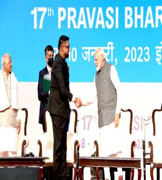फोटो। इंदौर में प्रवासी भारतीय दिवस सम्मेलन में गुयाना एवं सूरीनाम गणराज्य के राष्ट्रपति पीएम मोदी से भेंट करते हुए।