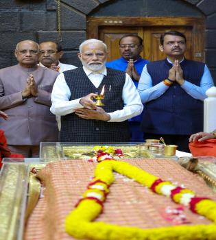 प्रधानमंत्री ने 26 अक्टूबर, 2023 को महाराष्ट्र के शिरडी में श्री साईबाबा समाधि मंदिर में पूजा-अर्चना की।