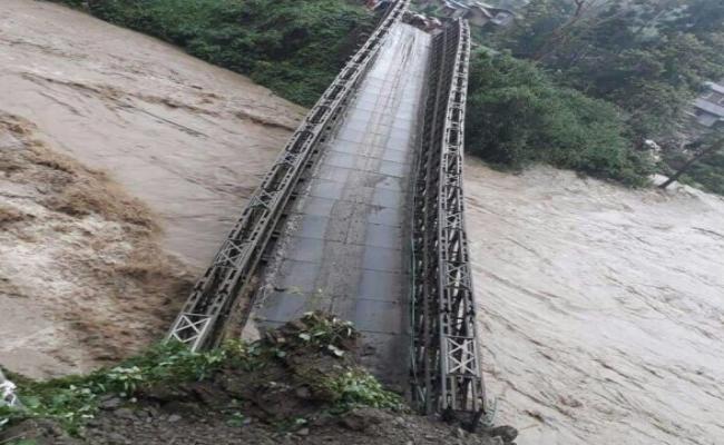 मणिपुर में भारी बारिश, बेली ब्रिज ढहा, सैकड़ों वाहन फंसे