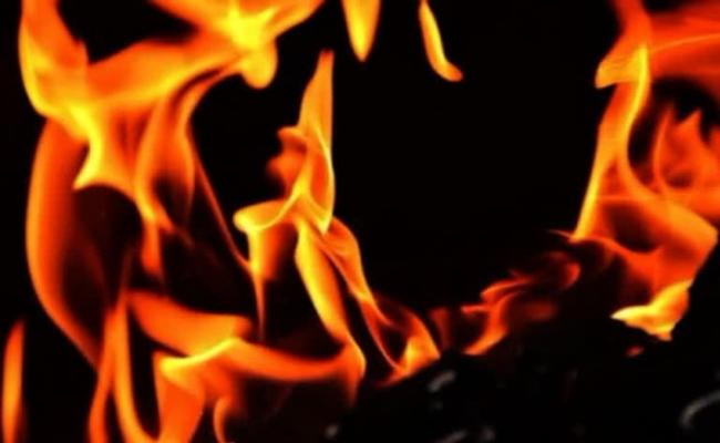दिल्ली: पालम गांव में शॉर्ट सर्किट से मकान में लगी आग
