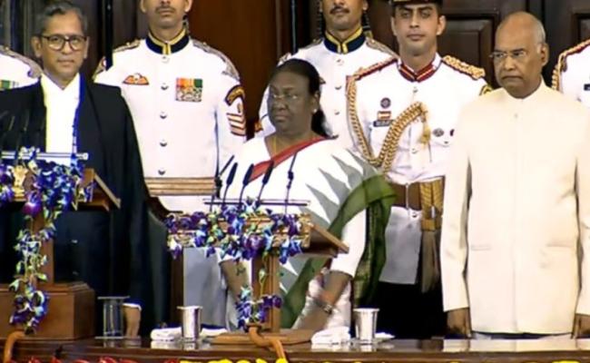 देश(नई दिल्ली): द्रौपदी मुर्मू ने देश के 15वें राष्ट्रपति के रूप में शपथ ली - Fast Mail Hindi