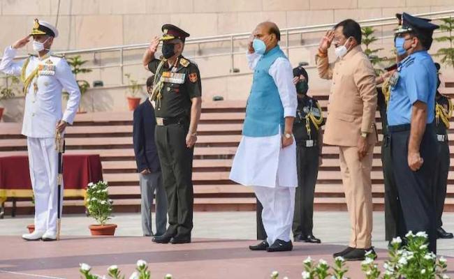 देश(नई दिल्ली): रक्षामंत्री और सेना के तीनों अंगों के प्रमुखों ने कारगिल शहीदों को श्रद्धांजलि दी - Fast Mail Hindi