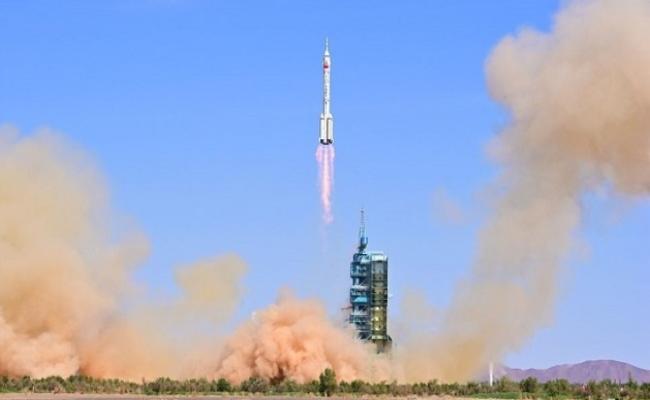 अंतरिक्ष यात्रियों को लाने-ले जाने के लिए चीन ने अंतरिक्ष में भेजा स्पेसक्राफ्ट