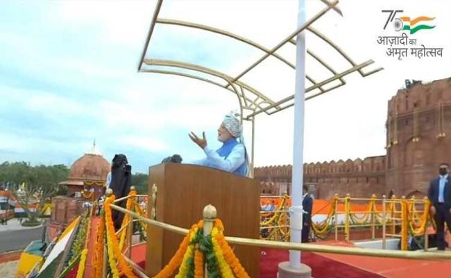 प्रधानमंत्री मोदी ने लाल किले से नारी शक्ति व नारी सम्मान पर दिया जोर