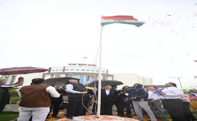 रायपुर : राज्य मुख्य सूचना आयुक्त राऊत ने किया ध्वजारोहण