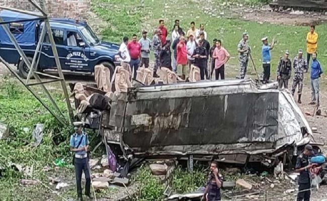 नेपाल में यात्री बस नदी में गिरी, 16 की मौत