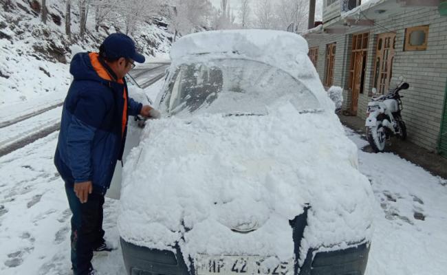 लाहौल में भारी बर्फबारी, सड़क मार्ग प्रभावित