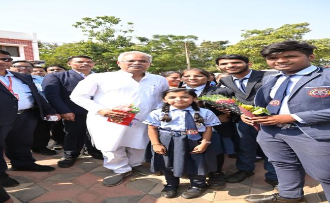मुख्यमंत्री ने अंबागढ़ चौकी में किया स्वामी आत्मानंद इंग्लिश मीडियम स्कूल का लोकार्पण
