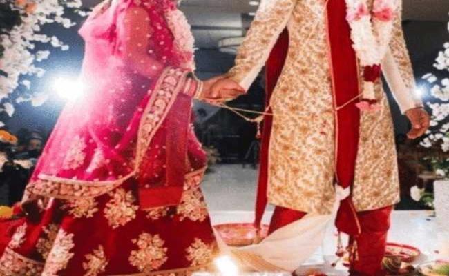 विवाह के सात फेरों पर भरी पड़ रही है दहेज में कार और दो लाख रुपये की मांग
