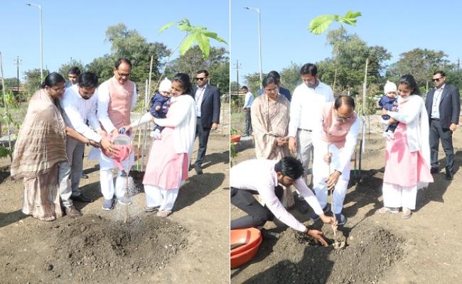 मुख्यमंत्री चौहान ने स्मार्ट सिटी उद्यान में किया पौध-रोपण