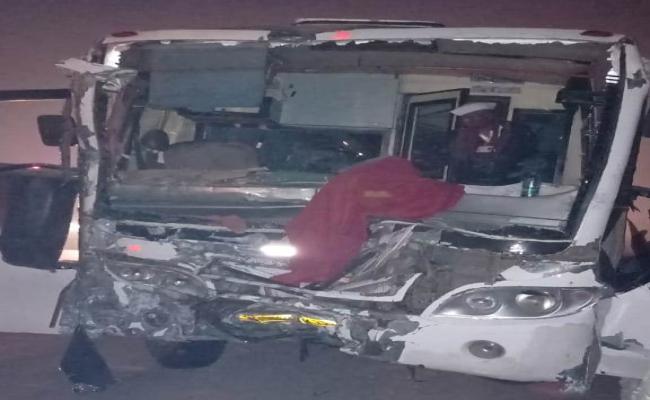 महाराष्ट्र के श्रद्धालुओं से भरी बस सड़क किनारे खड़ी ट्रक से टकराई, 13 घायल