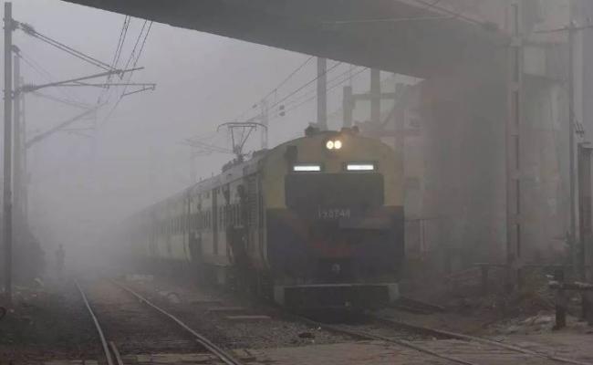 कोहरे की वजह से 32 से अधिक ट्रेन चल रही हैं लेट