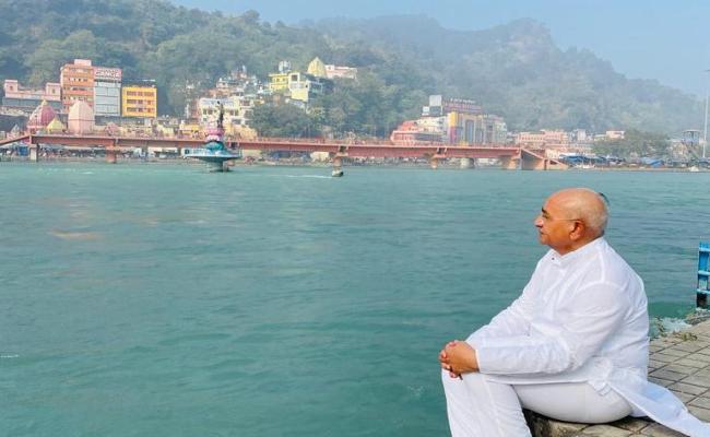 हीरा बेन की अस्थियां गंगा में विसर्जित