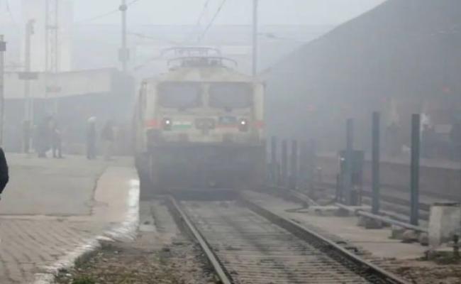 कोहरे ने रोकी रफ्तार, अधिकतर ट्रेनें लेट; 320 कैंसिल