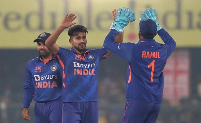 भारत ने 67 रनों से जीता पहला वनडे मैच, बेकार गई श्रीलंका के कप्तान की शतकीय पारी