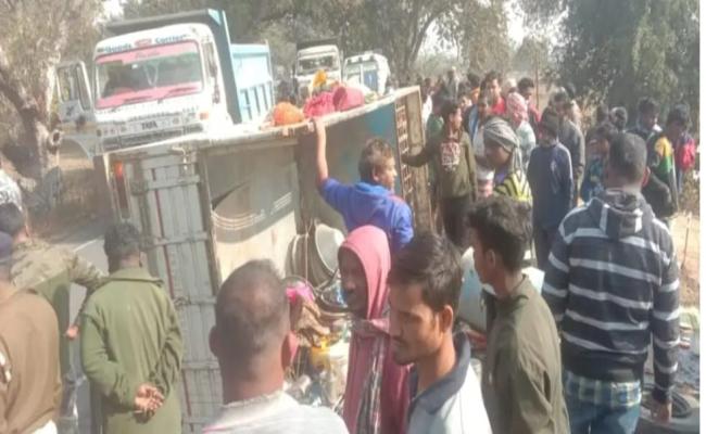 सरायकेला के राजनगर में पिकअप वैन पलटा, सात की मौत, एक दर्जन घायल