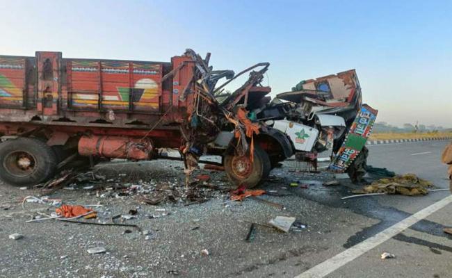 नासिक में बस-ट्रक की टक्कर, 10 लोगों की मौत, 34 घायल
