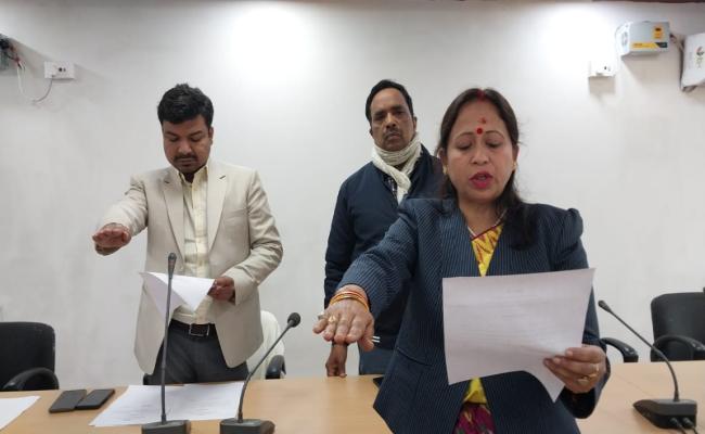 डीडीसी ने नगर परिषद के मुख्य पार्षद ,उप -मुख्य पार्षद सहित 43 वार्ड पार्षदों का कराया शपथ ग्रहण