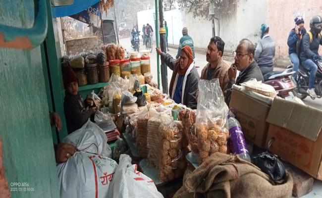 मकर संक्रांति पर्व पर गुड़ और बादाम की पट्टी से सज गया बाजार, चहल-पहल भी बढ़ी
