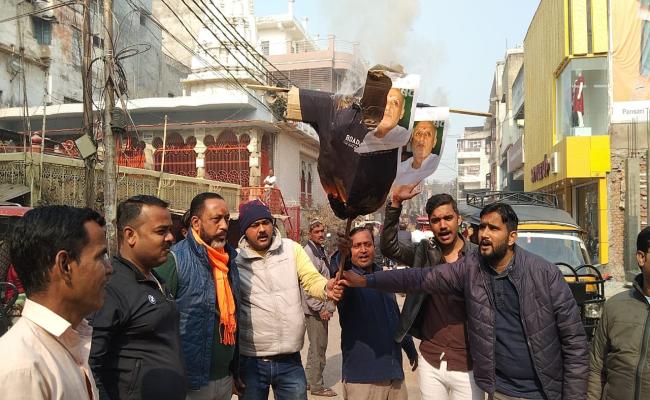 हिन्दु युवा वाहिनी ने बिहार के शिक्षामंत्री का पुतला फूंका