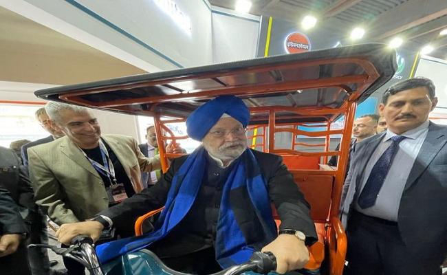 ऑटो एक्सपो में पहुंचे हरदीप सिंह पुरी, प्राकृतिक ईंधन से चलने वाले वाहनों को देखा