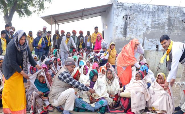गरीब, बेसहारा और निराश्रित विधवा महिलाओं को वितरित किए गर्म शॉल