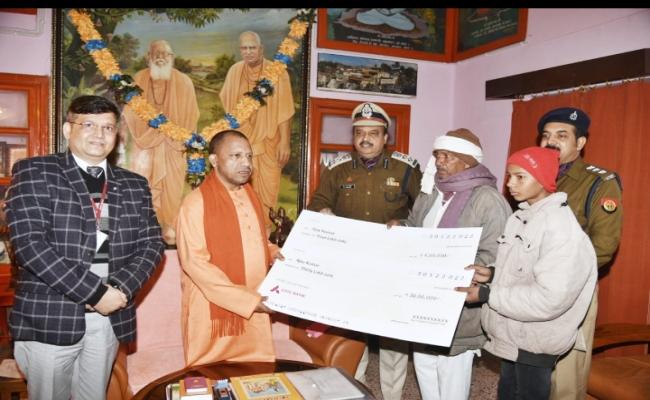 दिवंगत होमगार्ड्स के परिजन को सीएम ने सौंपा 34 लाख का चेक