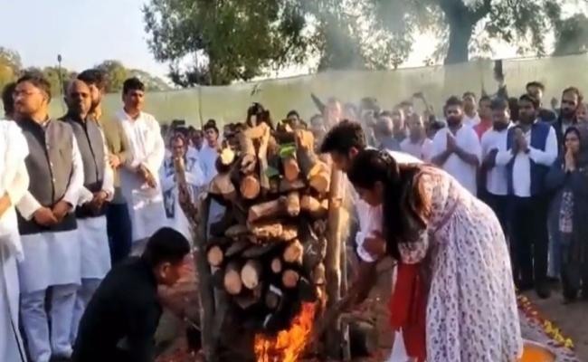 पूर्व केन्द्रीय मंत्री शरद यादव पंचतत्व में विलीन, राजकीय सम्मान के साथ अंतिम संस्कार