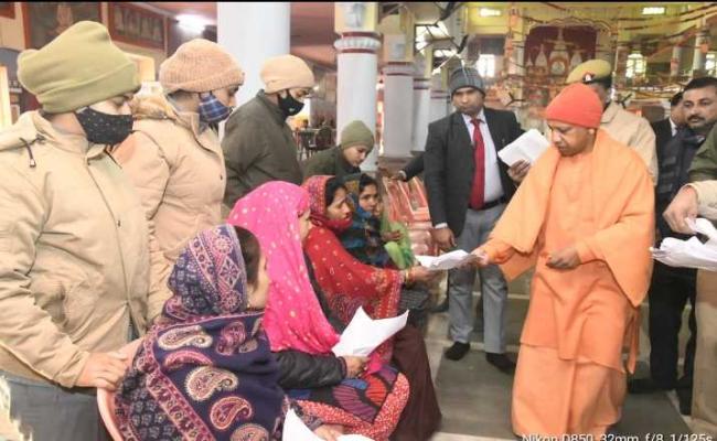 भीषण सर्दी में लखनऊ, मिर्जापुर से पहुंचे फरियादी, मुख्यमंत्री ने समाधान का दिया आश्वासन