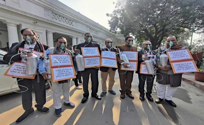 ऑक्सीजन सिलेंडर के साथ विधानसभा पहुंचे दिल्ली भाजपा विधायक