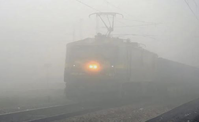 रेलवे ने कोहरे की वजह 297 ट्रेनों को निरस्त किया
