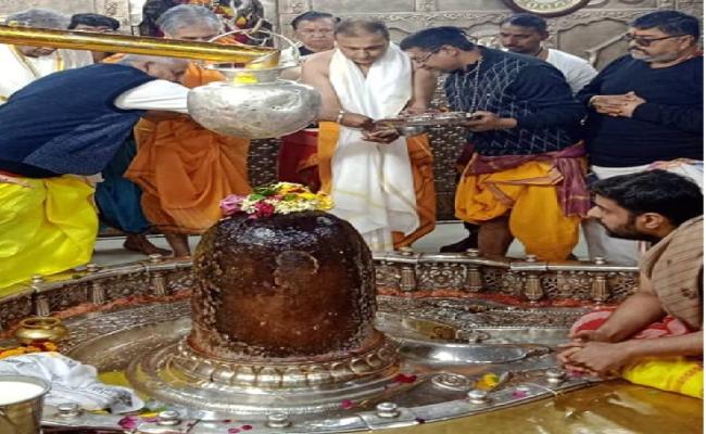 उद्योगपति अनिल अंबानी पहुंचे उज्जैन, भगवान महाकाल के किए दर्शन