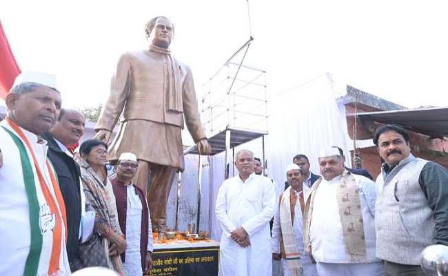 रायपुर : मुख्यमंत्री ने स्व. राजीव गांधी की प्रतिमा का किया अनावरण