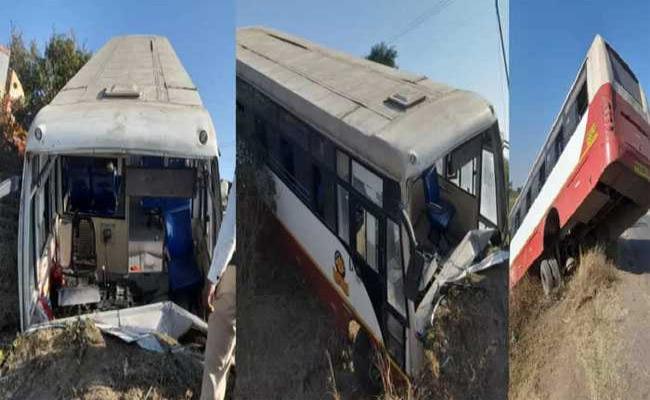 महाराष्ट्र के लातूर में रोडवेज बस पलटने से 30 यात्री घायल