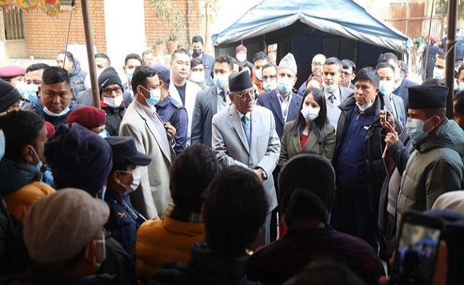 नेपाल विमान दुर्घटना में मृत यात्रियों के परिजनों से मिले प्रधानमंत्री प्रचंड