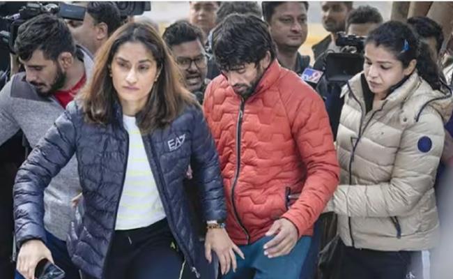 डब्ल्यूएफआई के खिलाफ अधिकारियों से मिलने केंद्रीय खेल मंत्रालय पहुंचे पहलवान