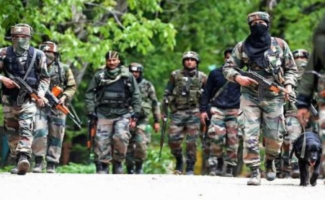नौशहरा में सेना की वर्दी में दिखे हथियारबंद संदिग्धों की तलाश