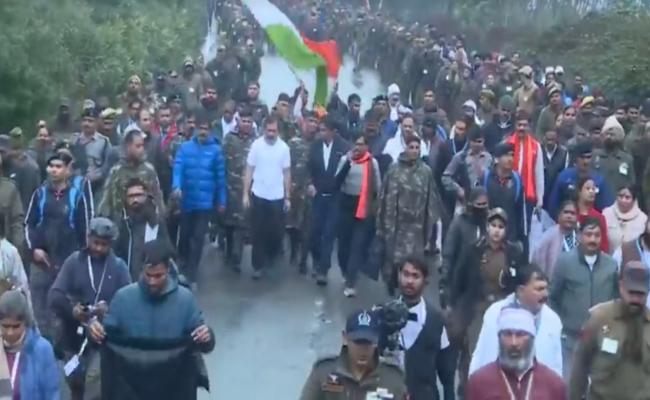 भारत जोड़ो यात्रा बारिश में जारी, सुरक्षा के कड़े इंतजाम