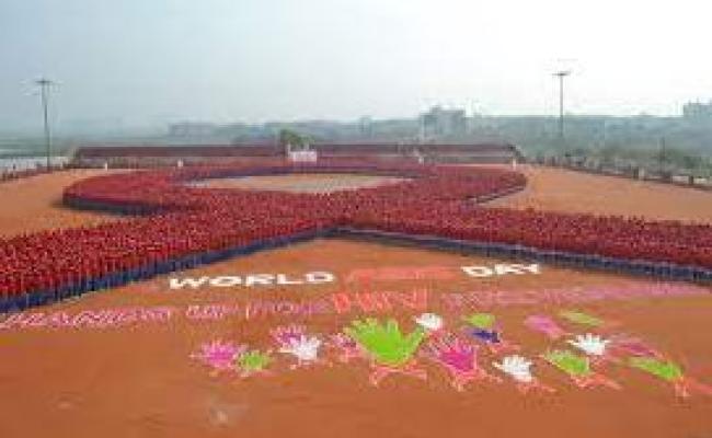 राष्ट्रीय एड्स नियंत्रण संगठन ने भुवनेश्वर में बनाई सबसे बड़ी मानव रेड रिबन शृंखला