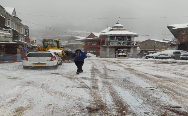 हिमाचल में बर्फबारी से 275 सड़कें बंद, 330 ट्रांसफार्मर ठप होने से कई इलाके अंधेरे में