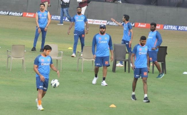 क्रिकेटप्रेमियों में दिखा मैच को लेकर उत्साह, चार घंटे पहले से ही पहुंचने लगे थे स्टेडियम