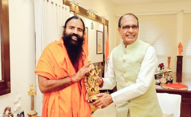 मुख्यमंत्री शिवराज से मिले बाबा रामदेव, बोट क्लब पर योग कर लिया क्रूज सवारी का आनंद