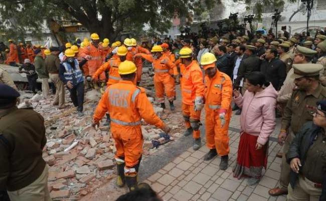 लखनऊ हादसे में अब तक 17 लोगों को सुरक्षित निकाला गया, दो की मौत