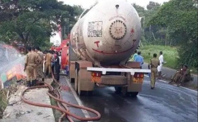आगरा में एलपीजी टैंकर पलटा, पांच घंटे तक हाइवे रहा जाम