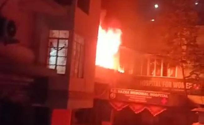 धनबाद के हाजरा हॉस्पिटल में लगी भीषण आग, डॉक्टर दंपति समेत 5 की मौत