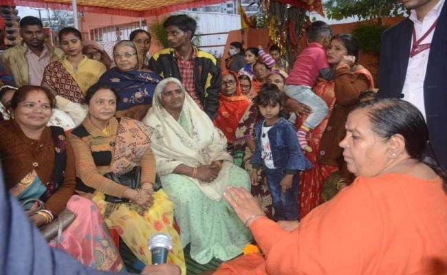 उमा भारती ने भोपाल में शराब दुकान के सामने मंदिर में डाला डेरा